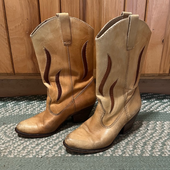 Women’s Leather Tan and Brown Western Style Boots - Picture 2 of 6